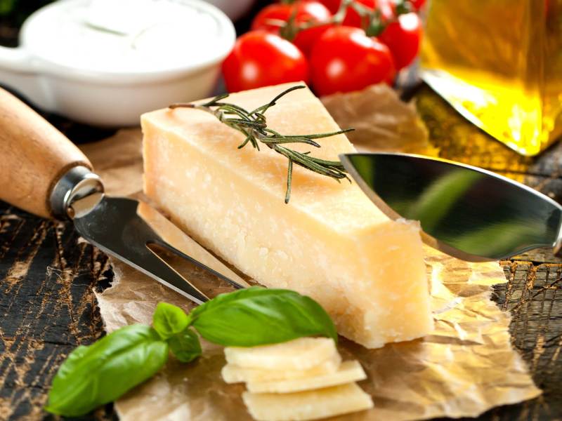 Parmesan und auch Grana Padano sind Rohmilchkäse und trotzdem in der Schwangerschaft erlaubt: Alles Wissenswerte + das leckerste Rezept der Welt findet ihr bei uns.