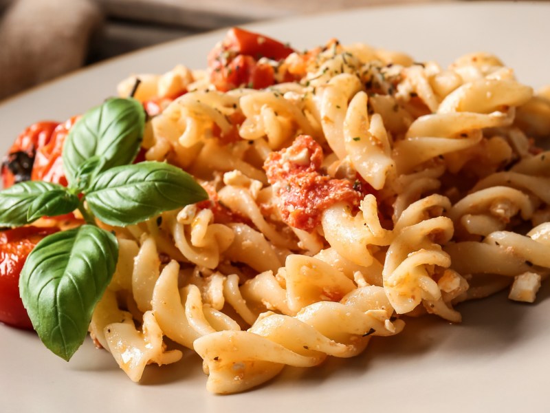 Nudeln mit Tomaten und Basilikum