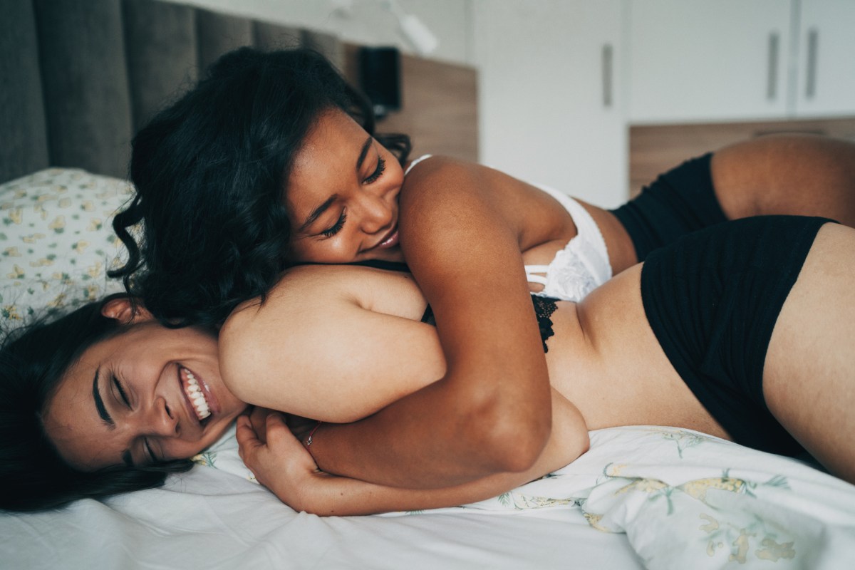 Lesbisches Paar kuschelt im Bett