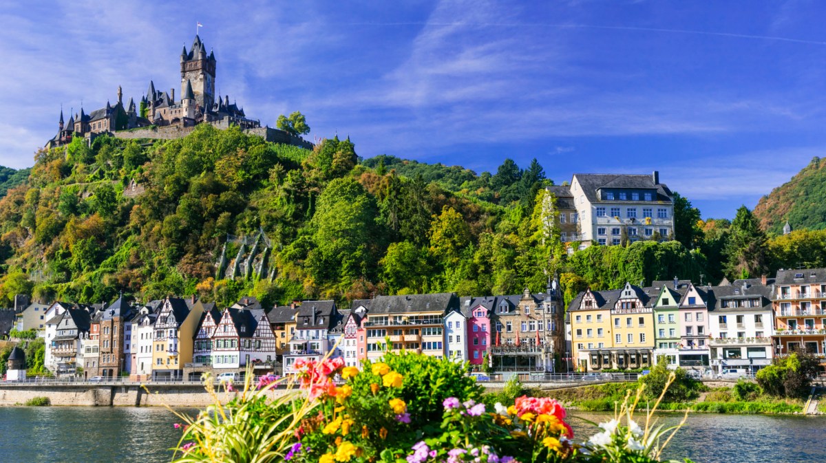 Cochem in Deutschland im Frühling, mit blühenden Blumen im Vordergrund