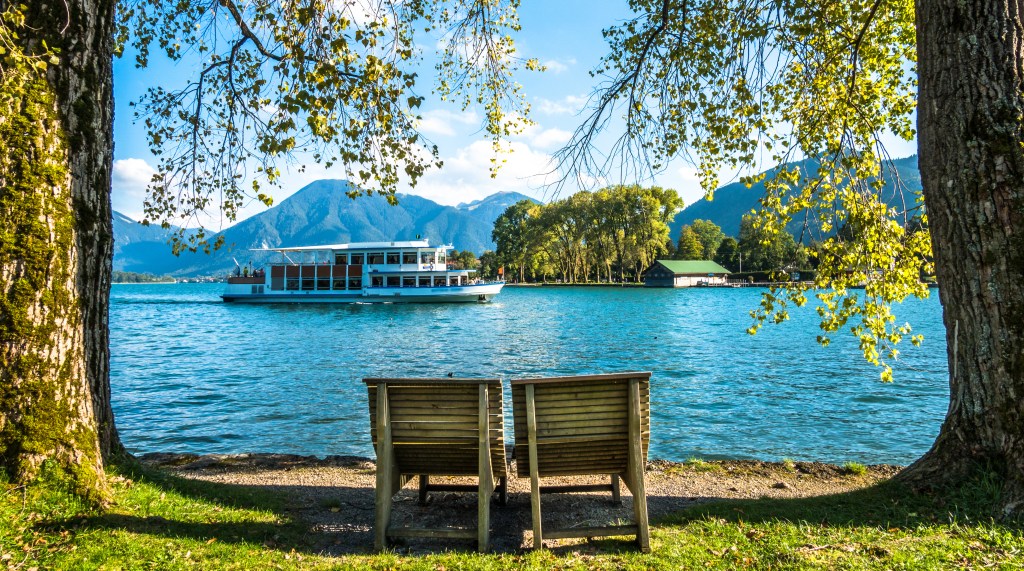 Tegernsee in Bayern mit zwei Stühlen vor dem See
