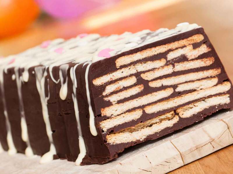 Kalter Hund Kuchen auf einem Holzbrett für einen Kindergeburtstag.