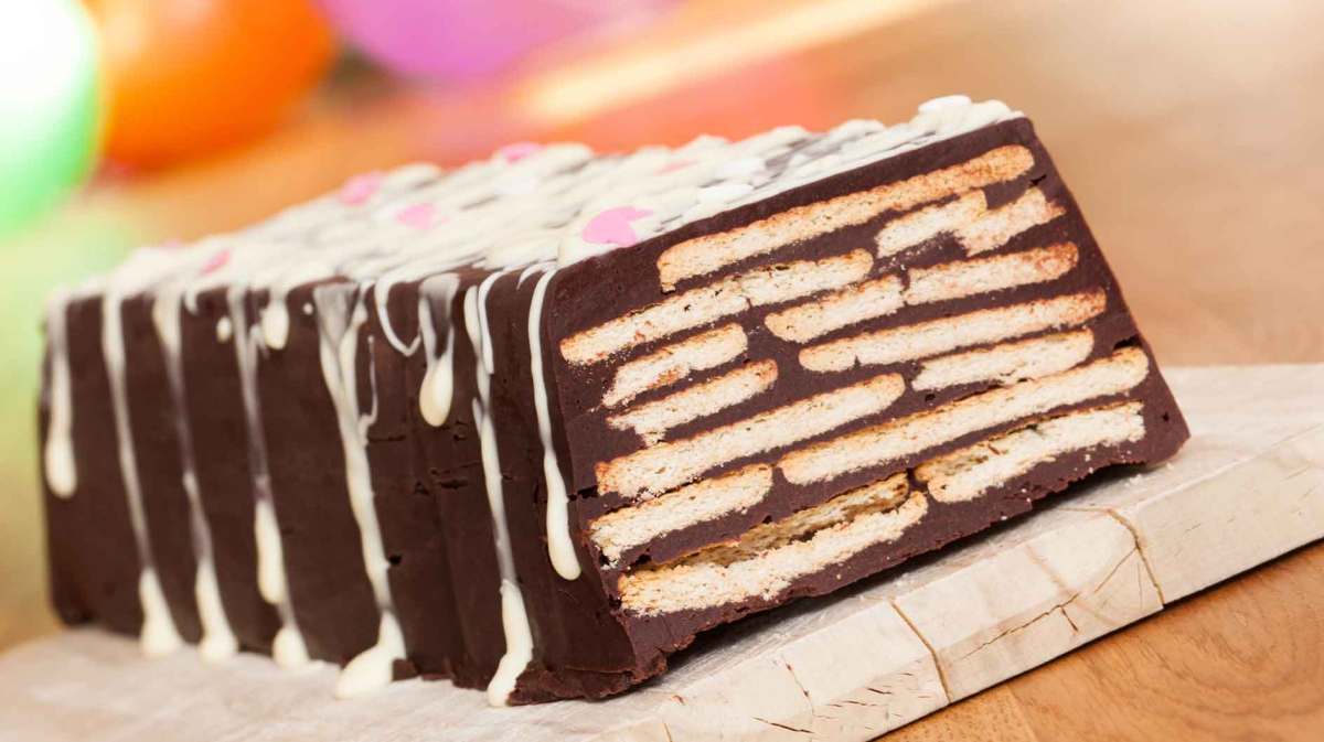 Kalter Hund Kuchen auf einem Holzbrett für einen Kindergeburtstag.