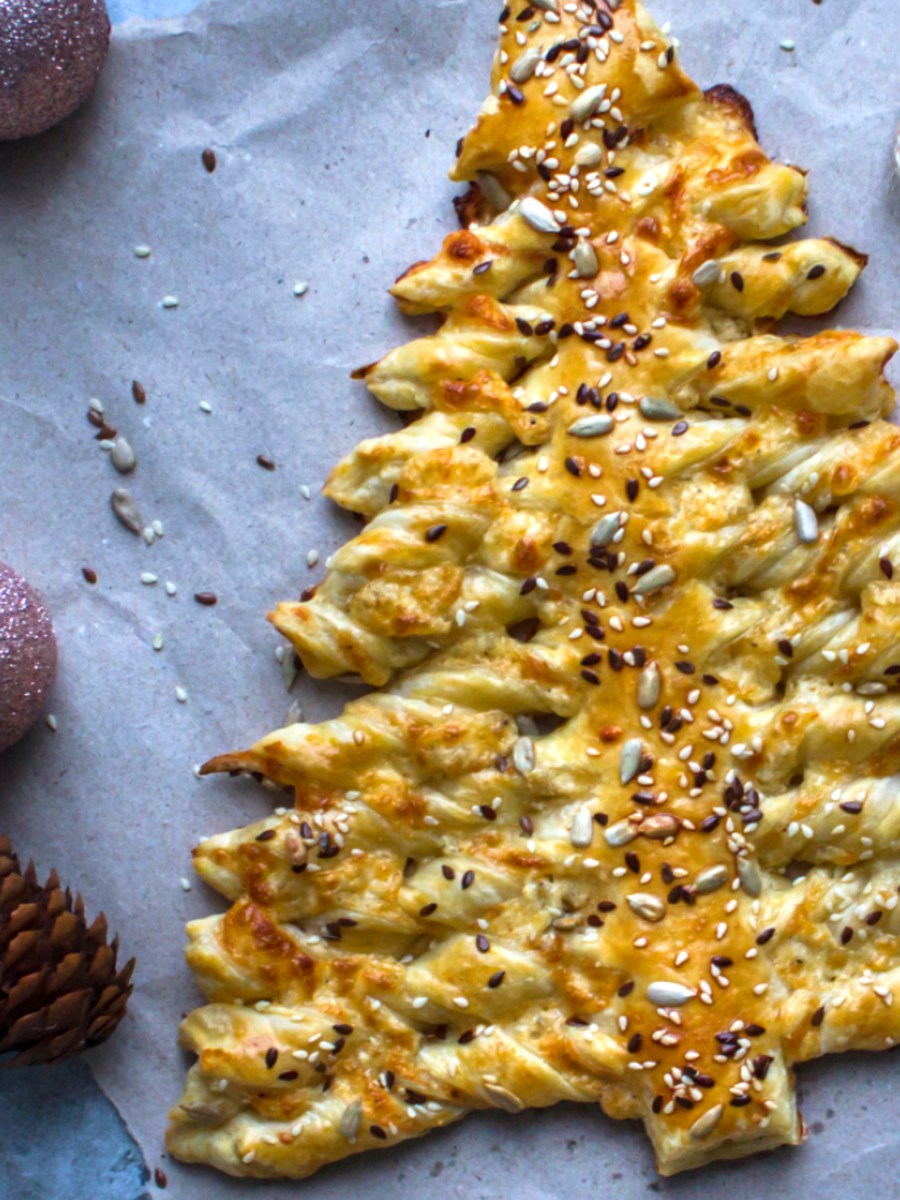 Herzhafter Blätterteig-Tannenbaum mit Käse: Geniales Blitzrezept für Weihnachten