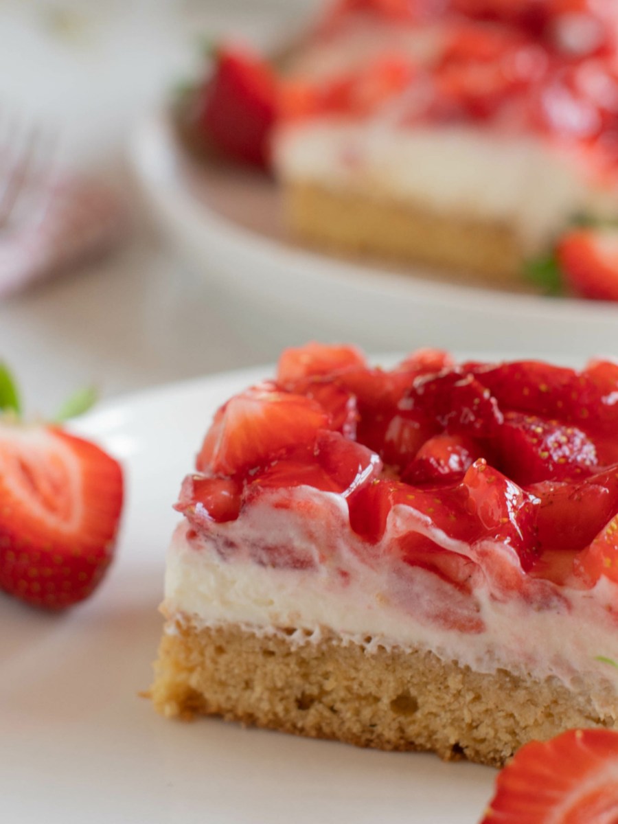 Blechkuchen: Himmlische Erdbeer-Schmand-Schnitten – schnell, leicht, lecker!