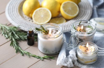 Hausmittel gegen Mücken: Kerzen mit ätherischen Ölen wie Zitrone und Rosmarin