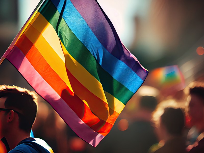 Regenbogenflagge auf Pride-Veranstaltung.