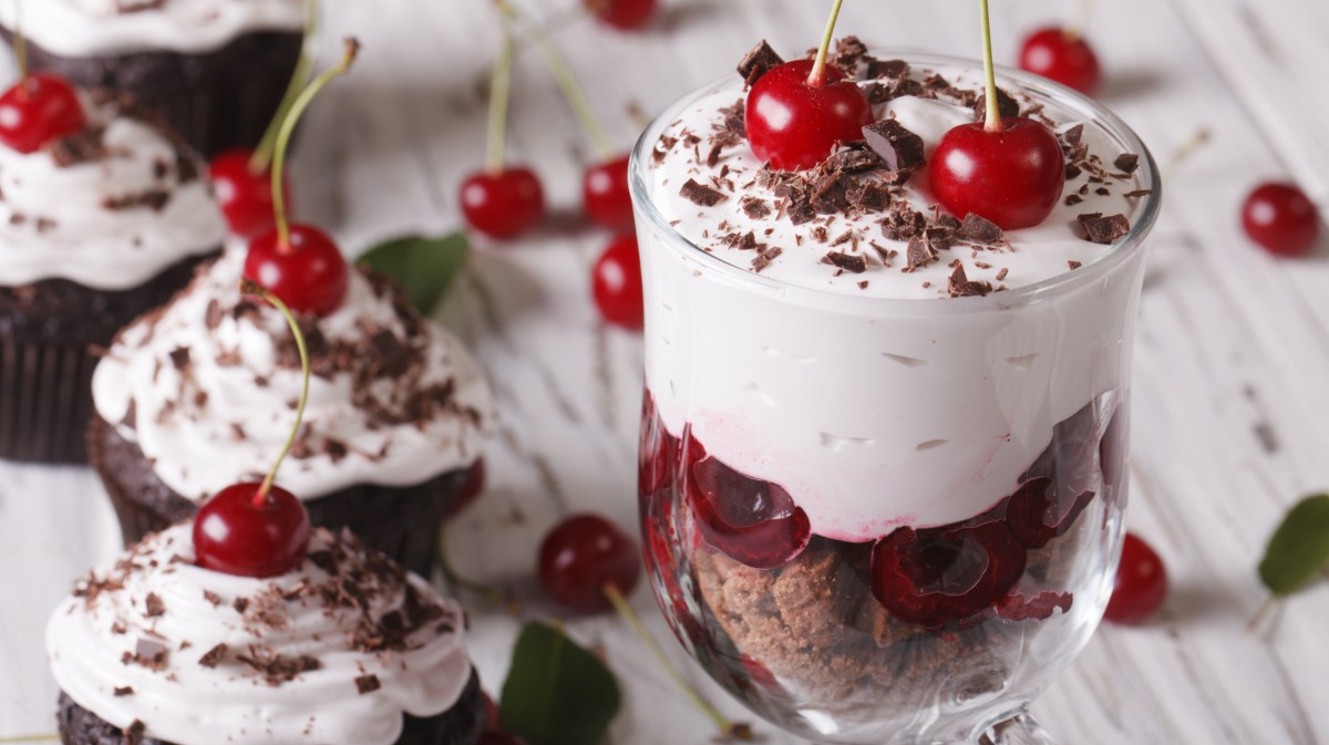 Schichtdessert mit Kirschen und Creme.