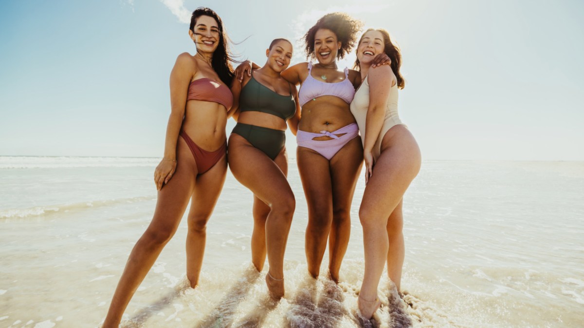 Frauen in Bikinis