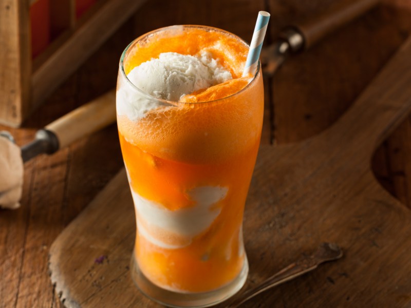Orangensaft mit Vanilleeis in großem Glas.