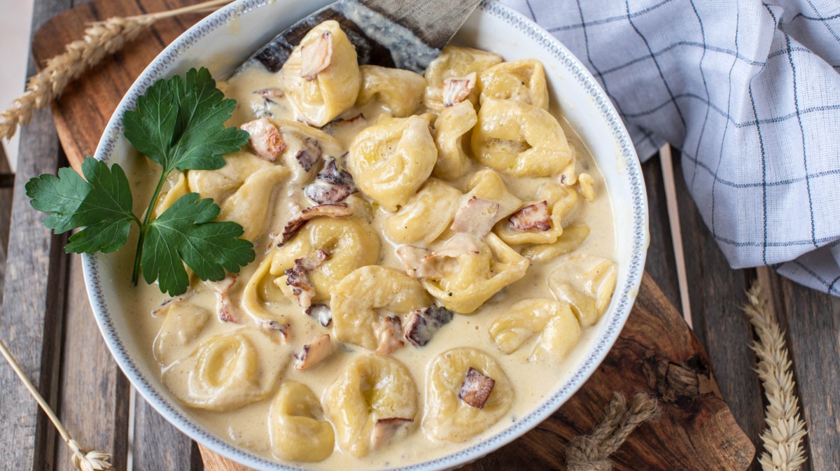 Tortellini mit Sahnesoße und Speck.