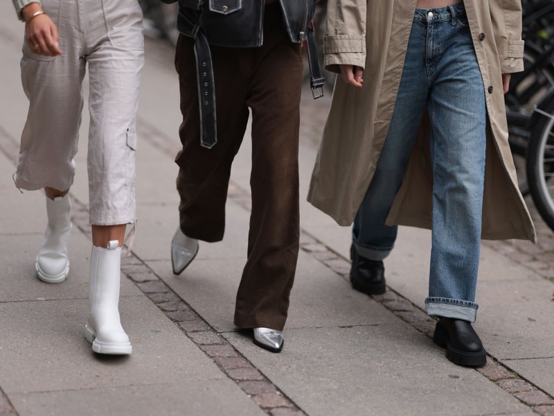 Frauen, die verschiedene Hosen und Jeans tragen.