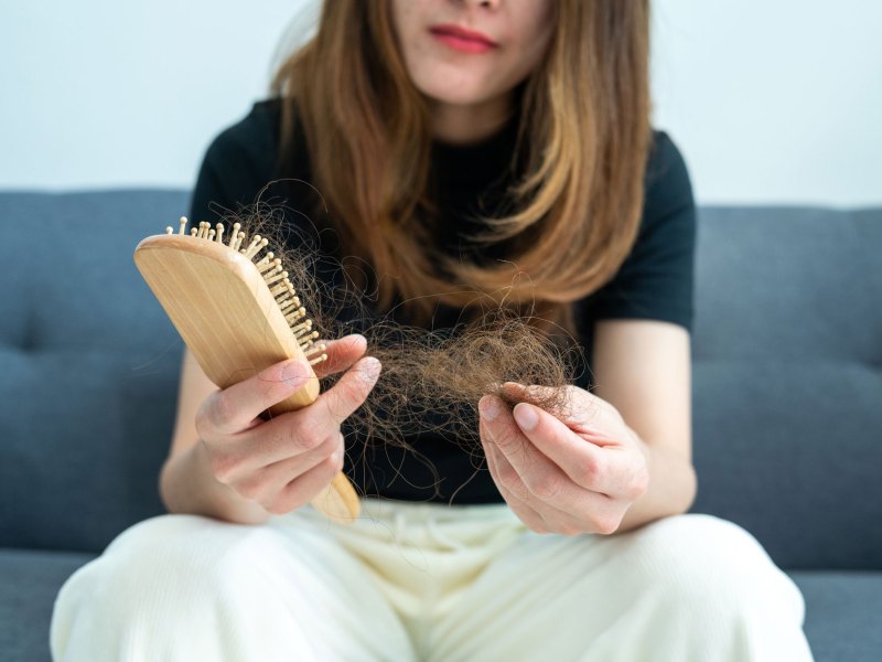 Es gibt Frisuren, mit denen sich lichtes Haar gut kaschieren lässt.