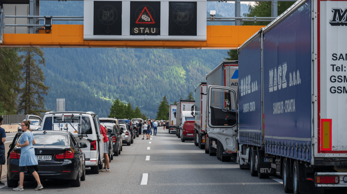 Stau auf einer Autobahn.