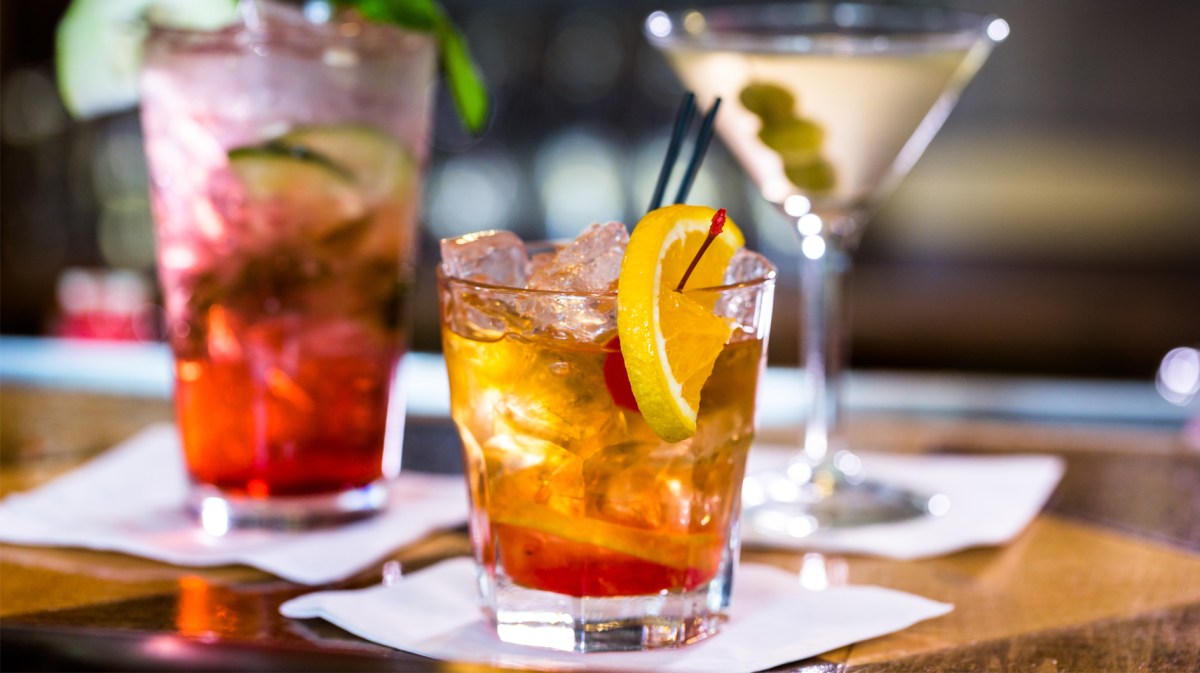Leckere Cocktails in verschiedenen Farben und Gläsern