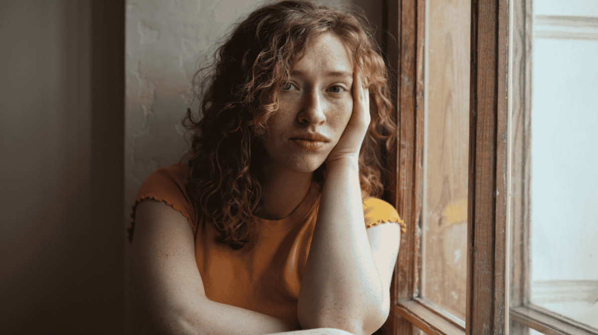 Junge Frau mit roten Locken blicke ernst