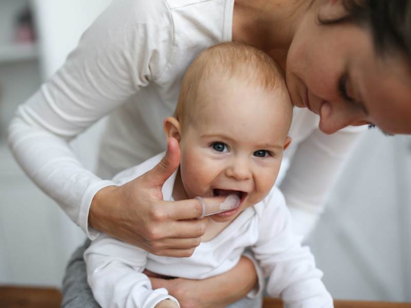 Das Zahnen kann sehr anstrengend sein für Kinder. Woran man erkennt, dass der erste Zahn durchbricht und wie man seinem Kind dann helfen kann, erfahrt ihr bei uns.