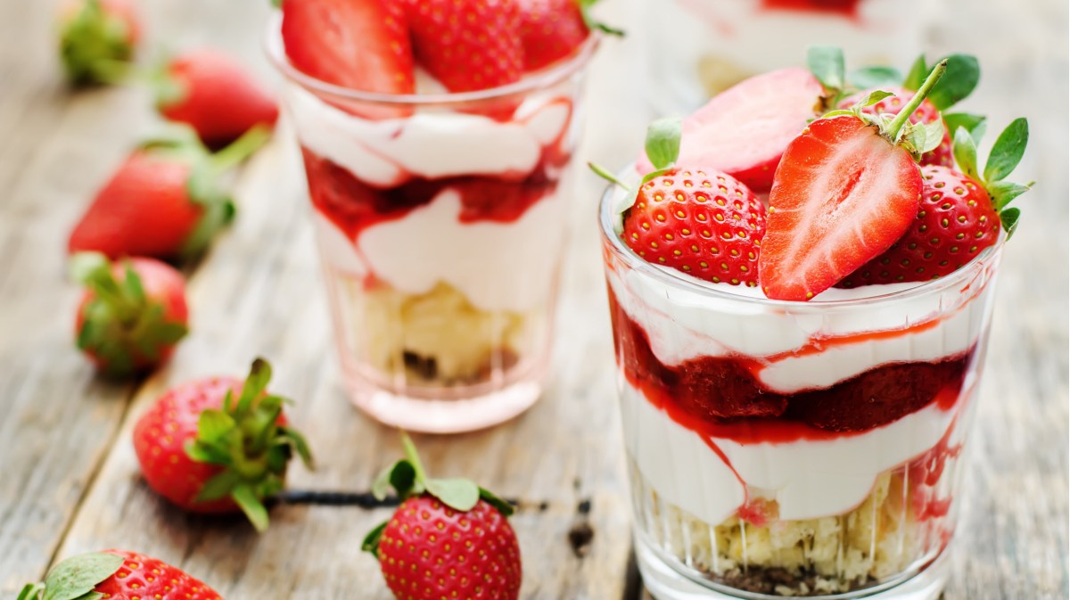 Nachtisch mit Keksen, Creme und Erdbeeren.