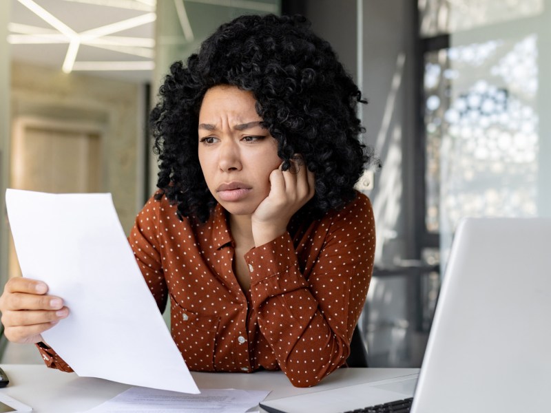 Genervte Frau am Arbeitsplatz will kündigen.