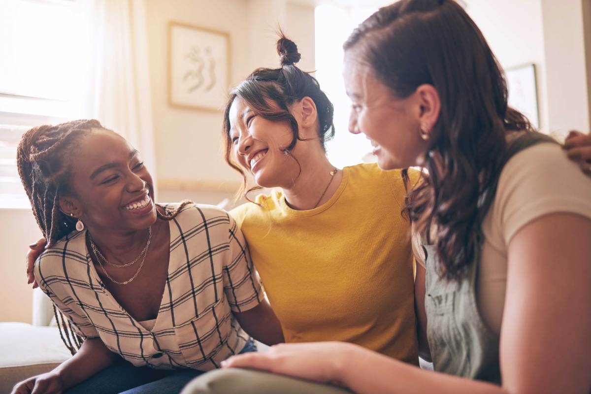 Beste Freundinnen stehen sich oft so nah, dass schon Partner*innen es schwer haben können. Was aber passiert mit der Freundschaft, wenn die BFF Mama wird und ihr Leben sich komplett verändert?