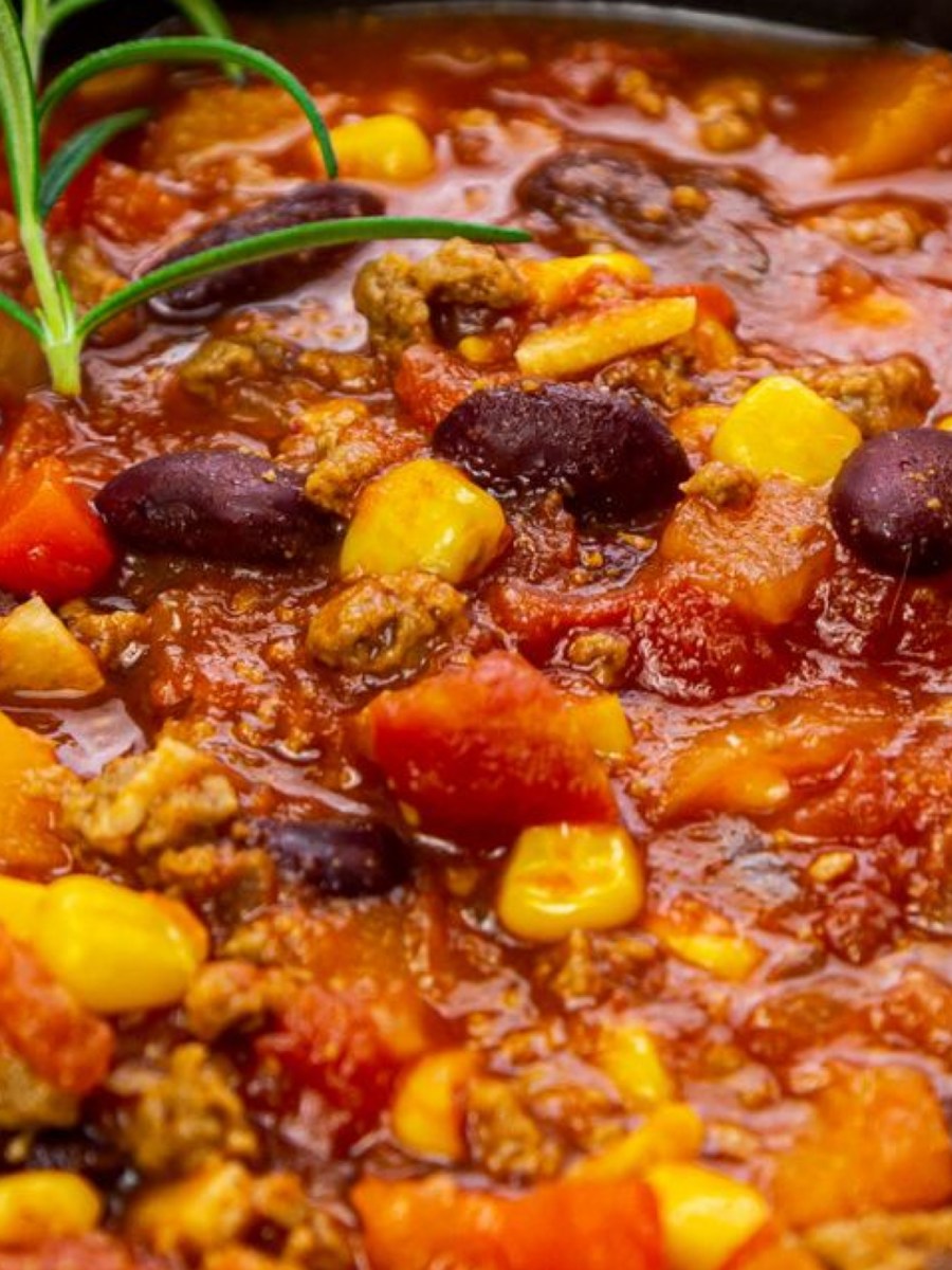 Kürbis-Chili mit Hackfleisch: Dieser Eintopf ist der Herbst zum Löffeln