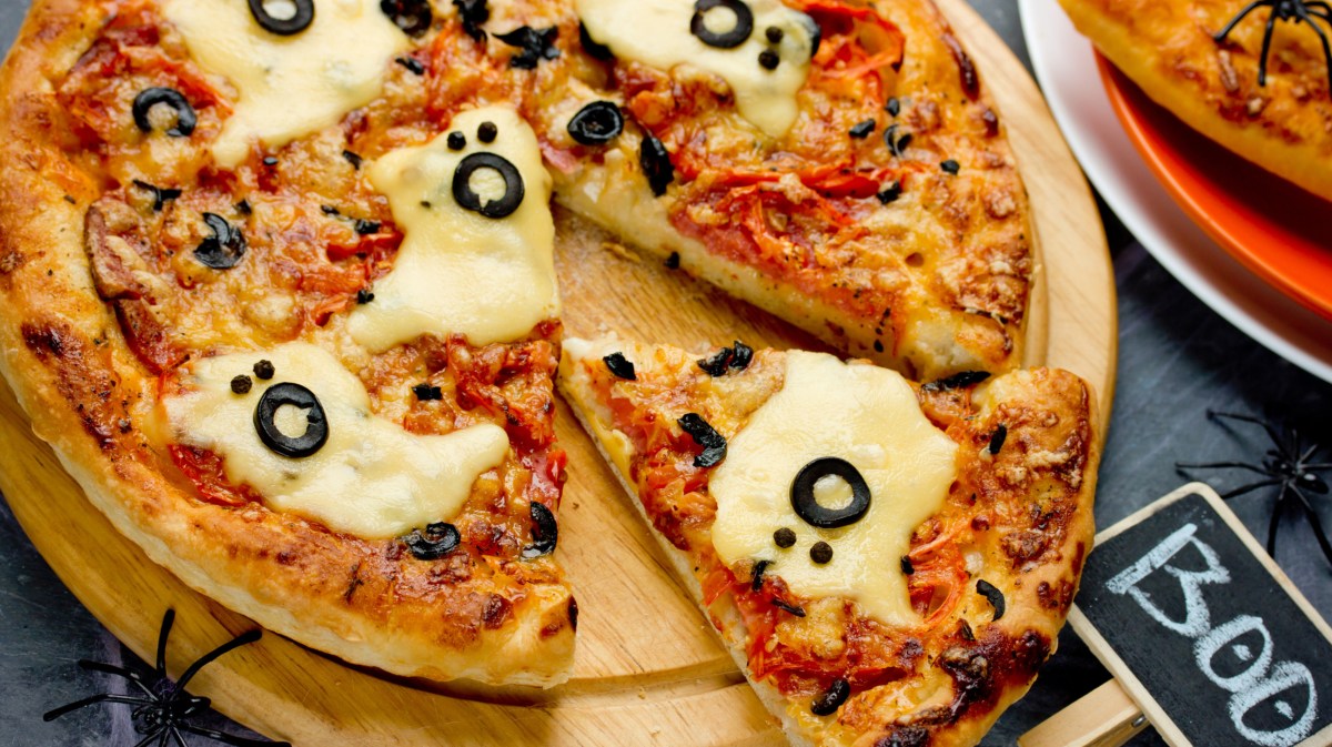 Pizza mit Geistern aus Käse geformt.