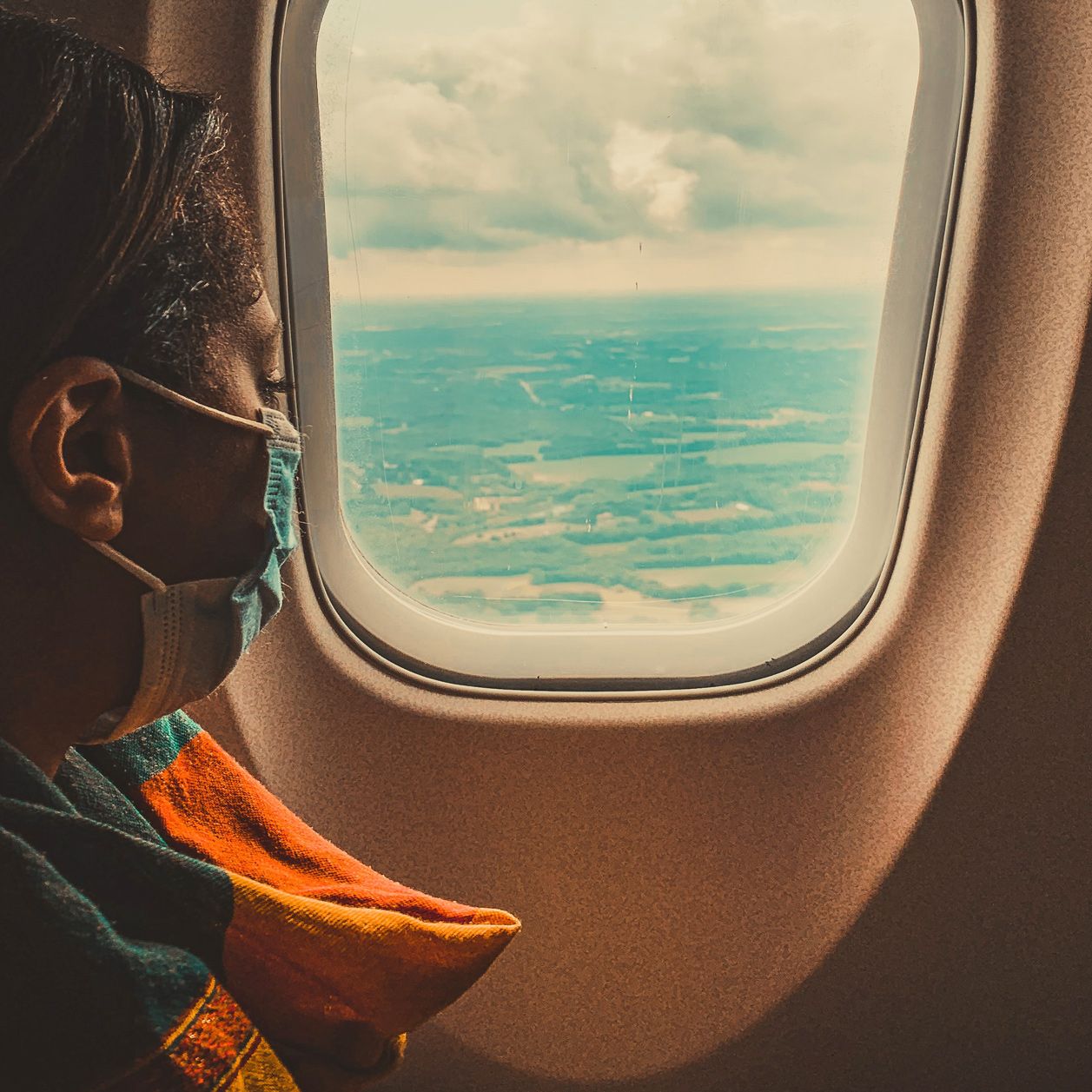 Auch beim Reisen im Flugzeug müsst ihr euren Mundschutz tragen Auch beim Reisen im Flugzeug müsst ihr euren Mundschutz tragen