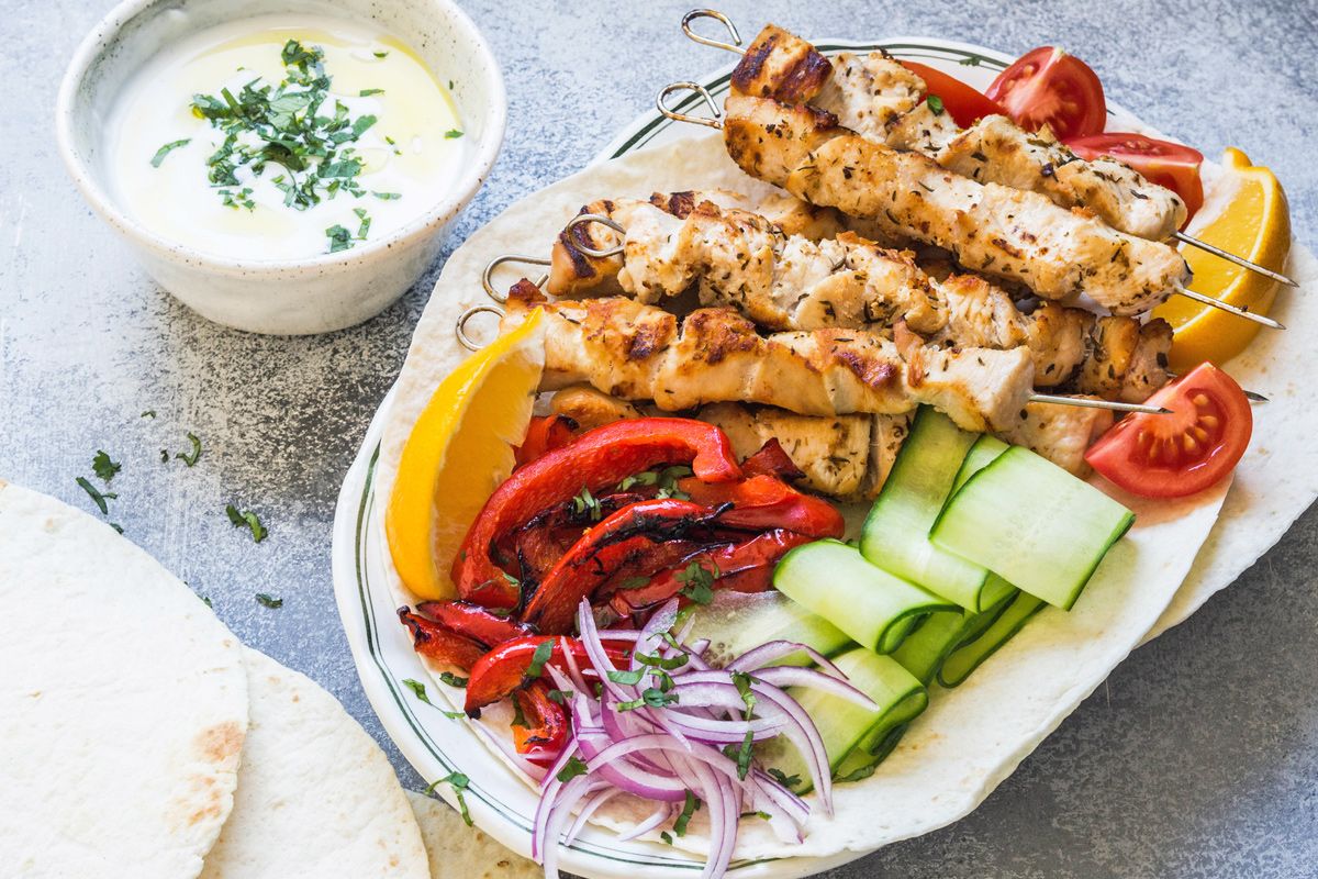 Gegrilltes und viele frische Zutaten wie Gemüse machen die griechische Küche gesund Gegrilltes und viele frische Zutaten wie Gemüse machen die griechische Küche gesund