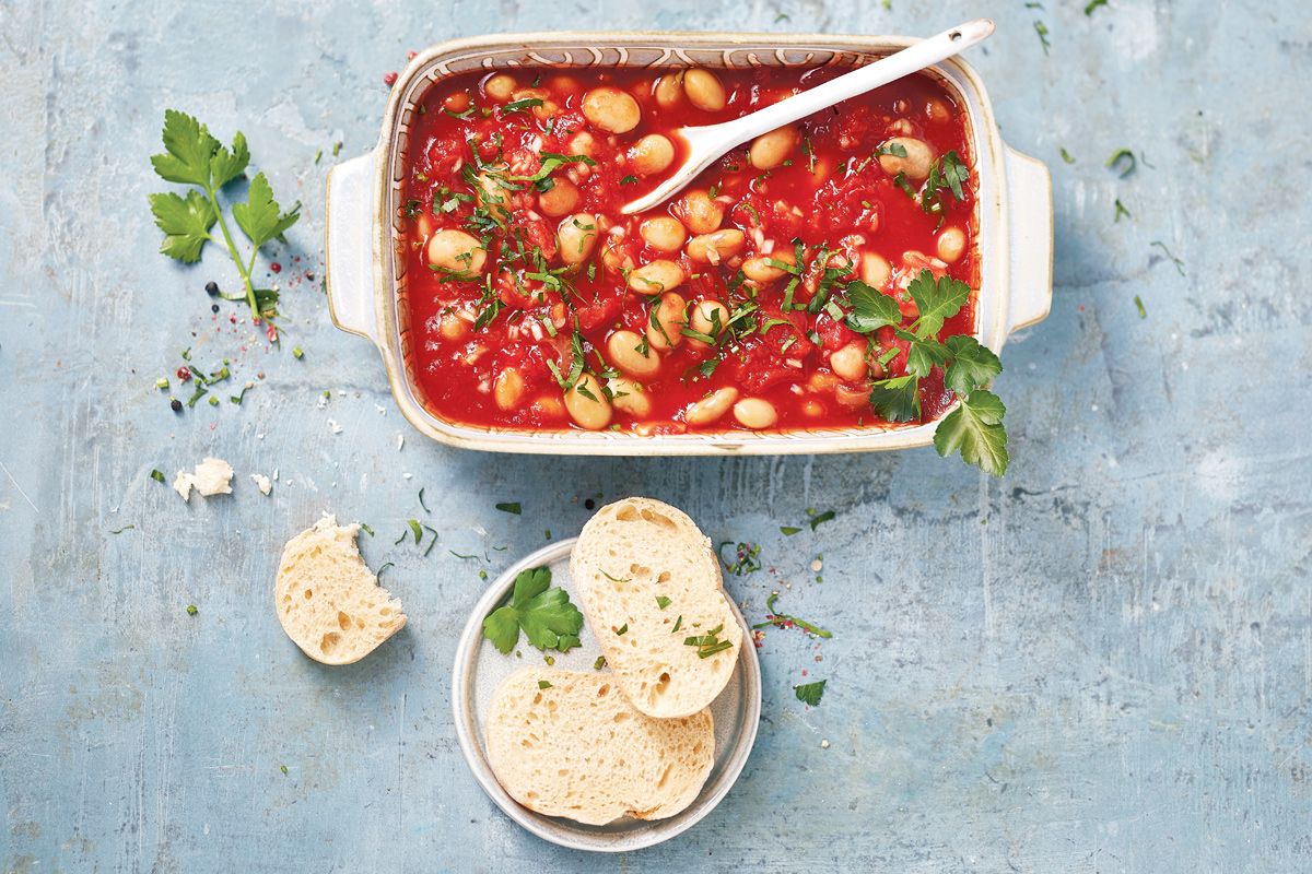 Gebackene Bohnen in Tomatensauce sind ein beliebtes Mezedes-Gericht