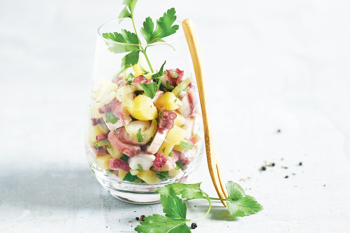Griechischer Oktopus-Salat sieht im Glas besonders lecker aus