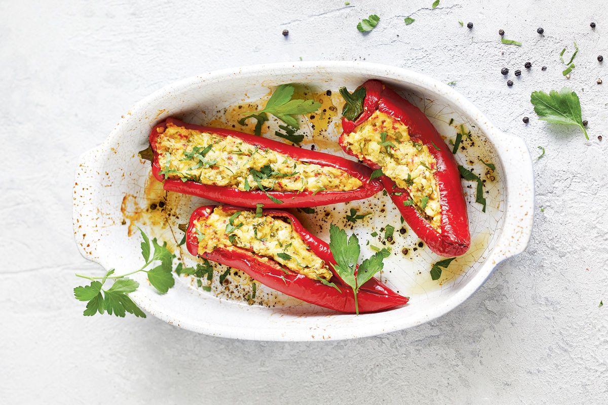 Als griechisches Mezedes-Essen wird Paprika mit Feta und Oliven gefüllt Als griechisches Mezedes-Essen wird Paprika mit Feta und Oliven gefüllt