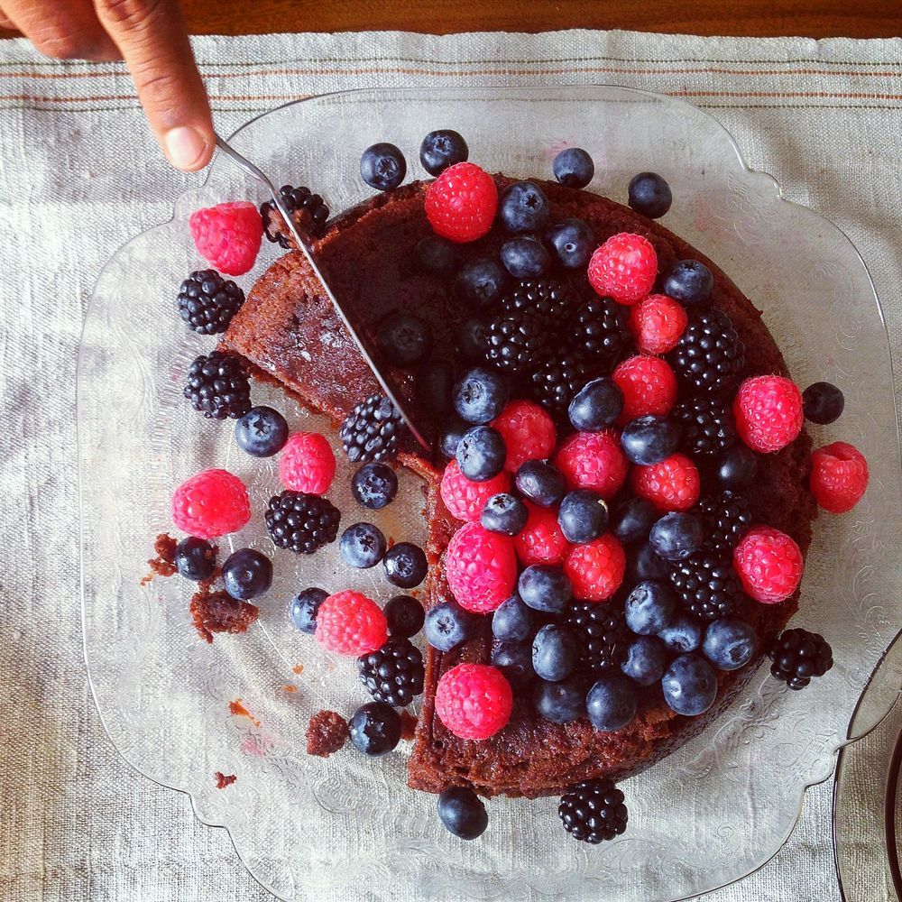 Schokokuchen mit Beeren verzieren