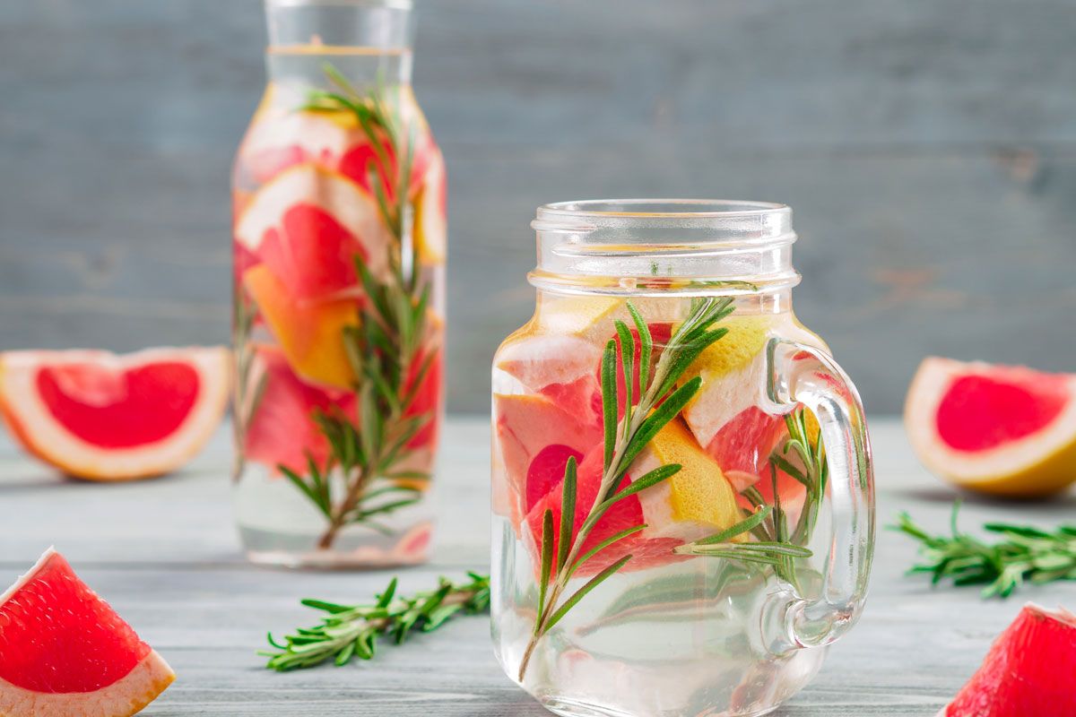 Aromatisiert als Infused Water schmeckt Leitungswasser direkt spannender Aromatisiert als Infused Water schmeckt Leitungswasser direkt spannender