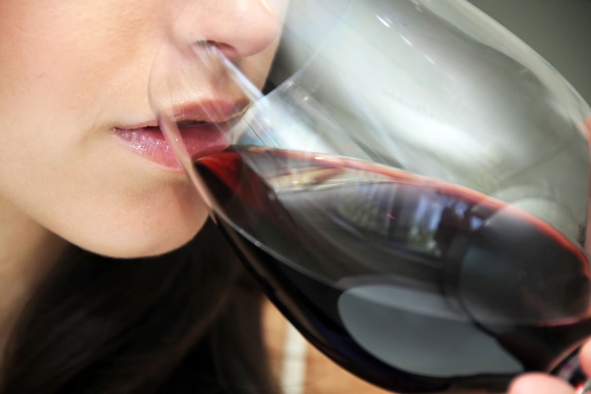 Bevor es ans Wein trinken geht, nehmt ihr eine tiefe Nase von dem Wein