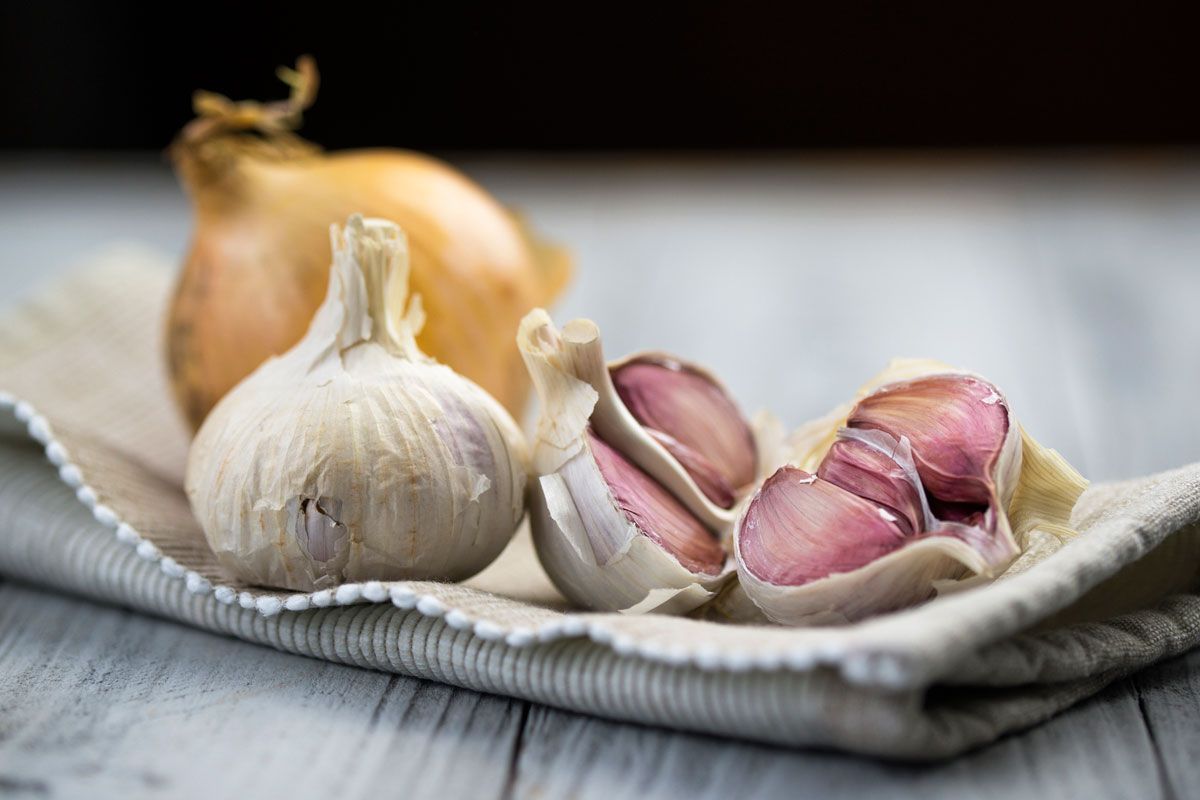 Knoblauch und Zwiebeln lassen sich gut zusammen lagern