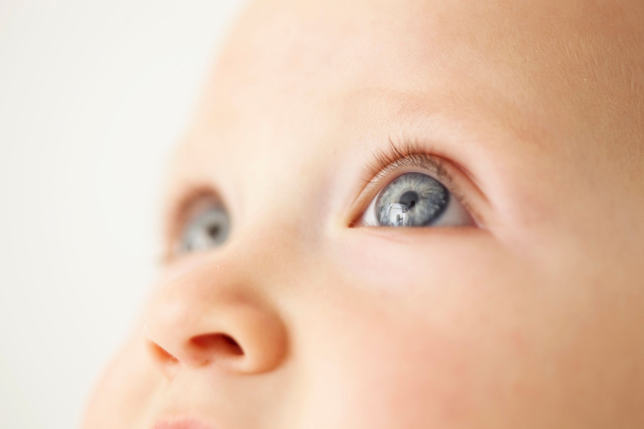 Die typisch 'babyblauen' Augen verändern sich oft im ersten Lebensjahr des Kindes.