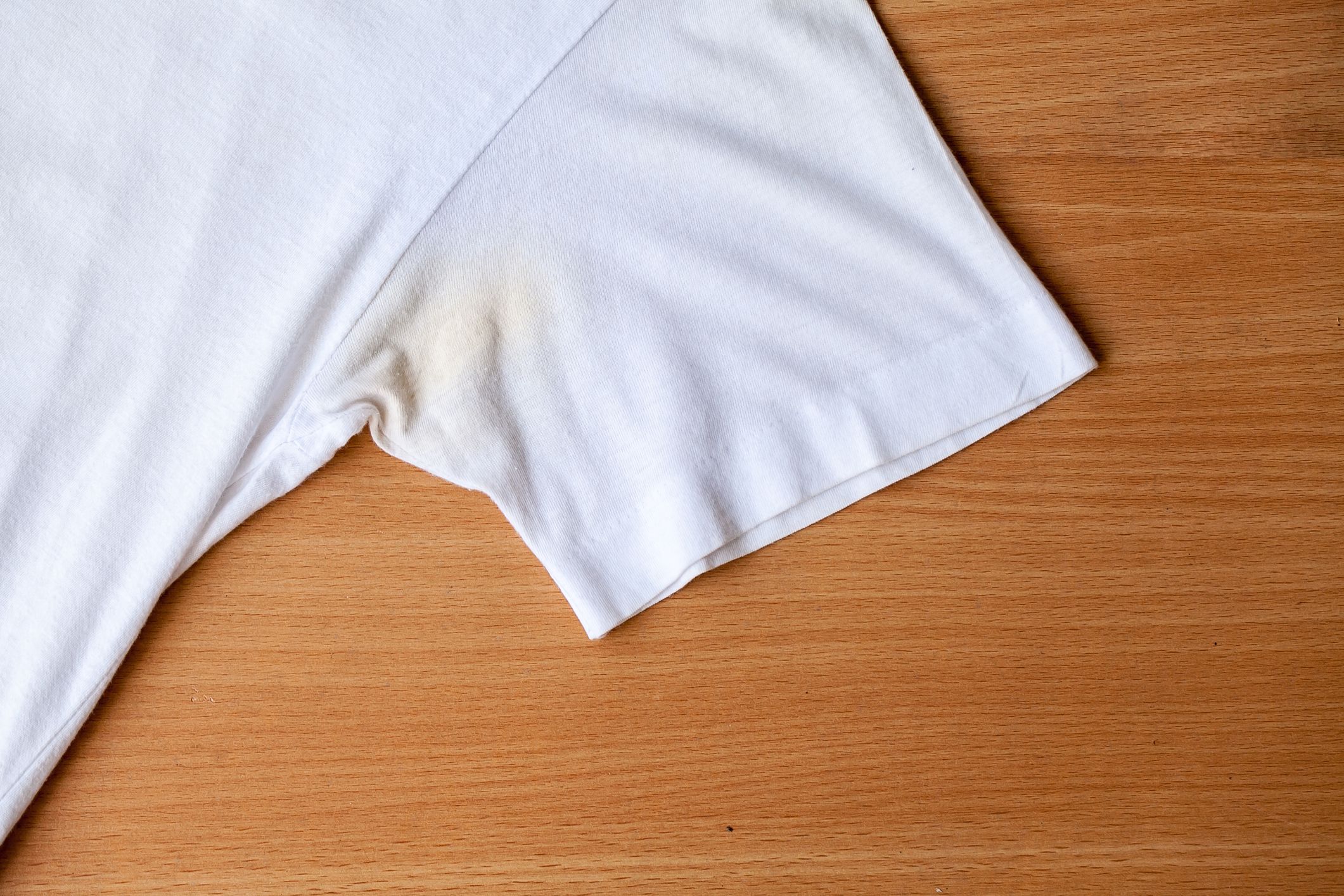Deoflecken auf weißer Kleidung: Gebissreiniger hilft