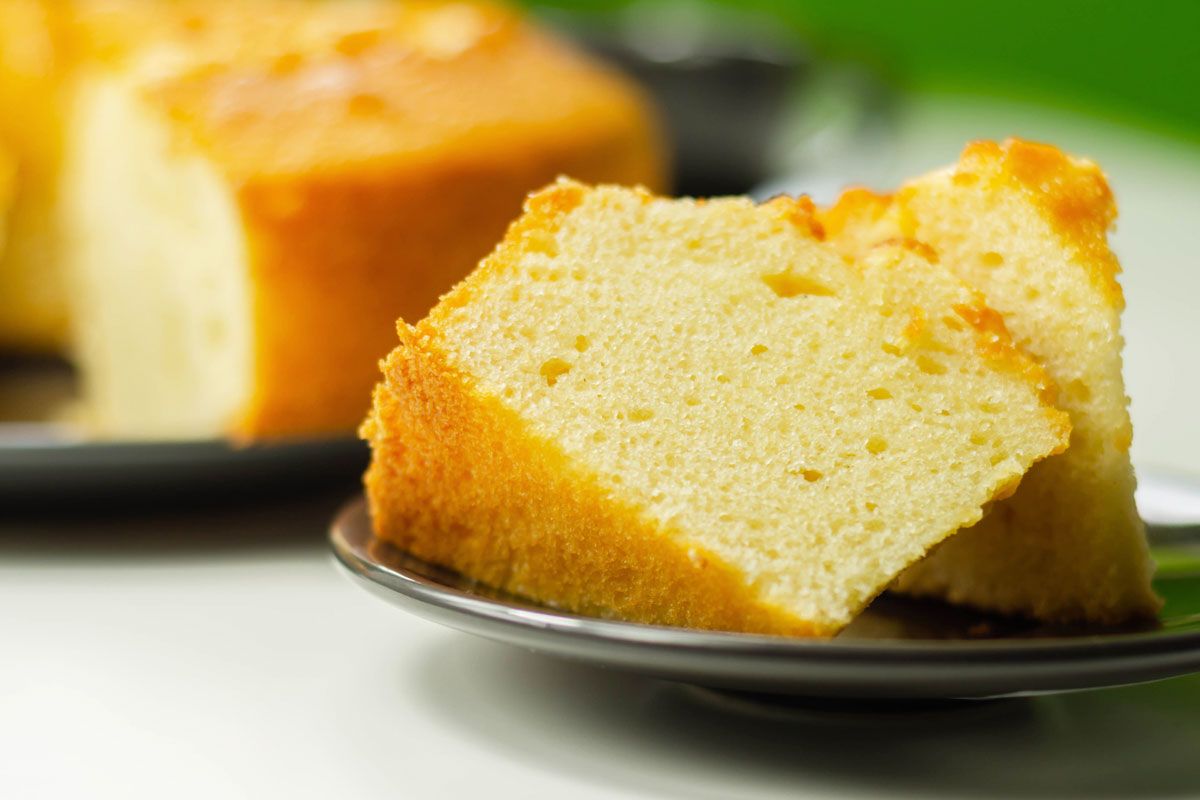 Rührkuchen mit Zitronensaft oder Milch tränken, um ihn saftiger zu machen