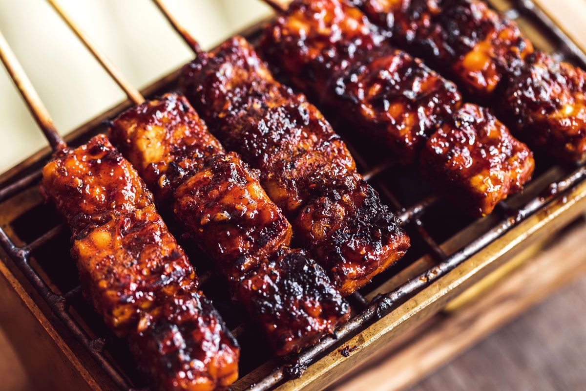 Marinierte Tempeh-Spieße sind ein Klassiker aus der indonesischen Küche