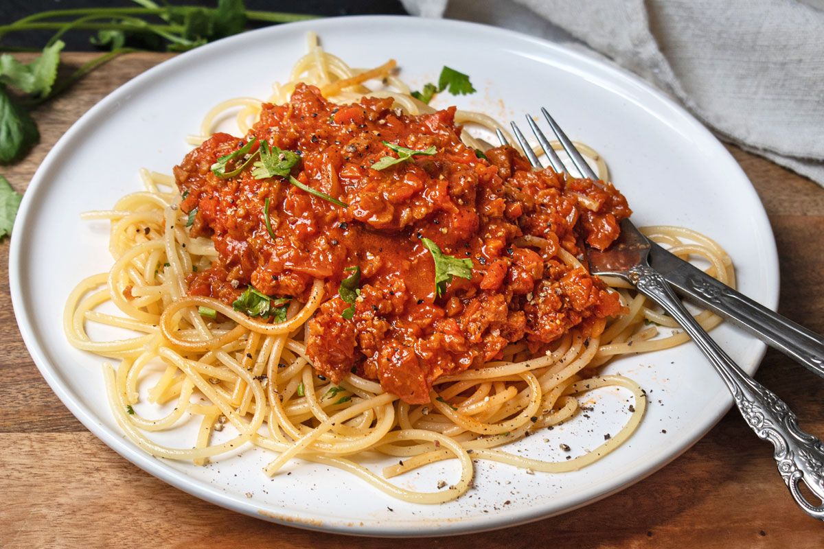 Vegane Bolognese-Sauce lässt sich leicht mit Sojafleisch zubereiten