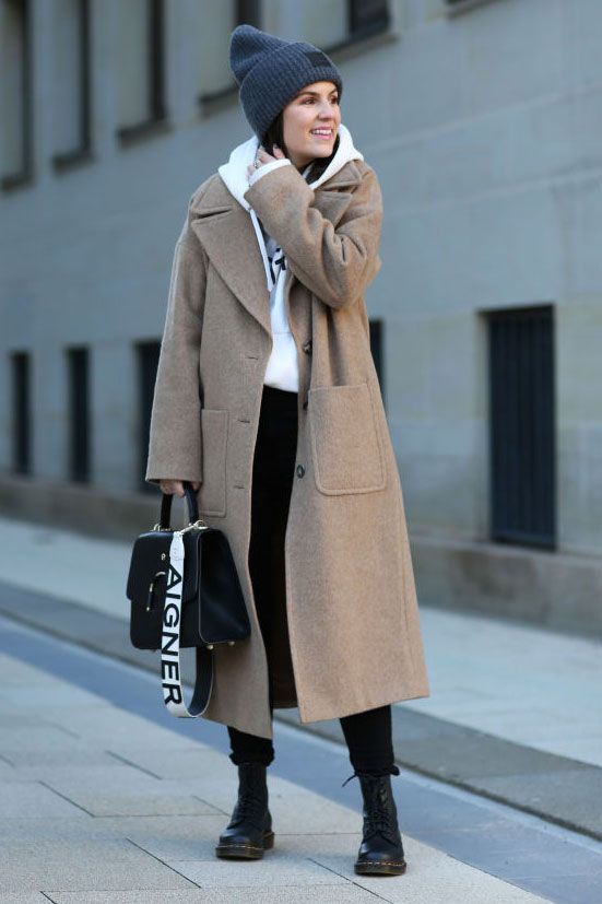 Perfekt für den Alltag: Camel Coat mit Hoodie und Boots