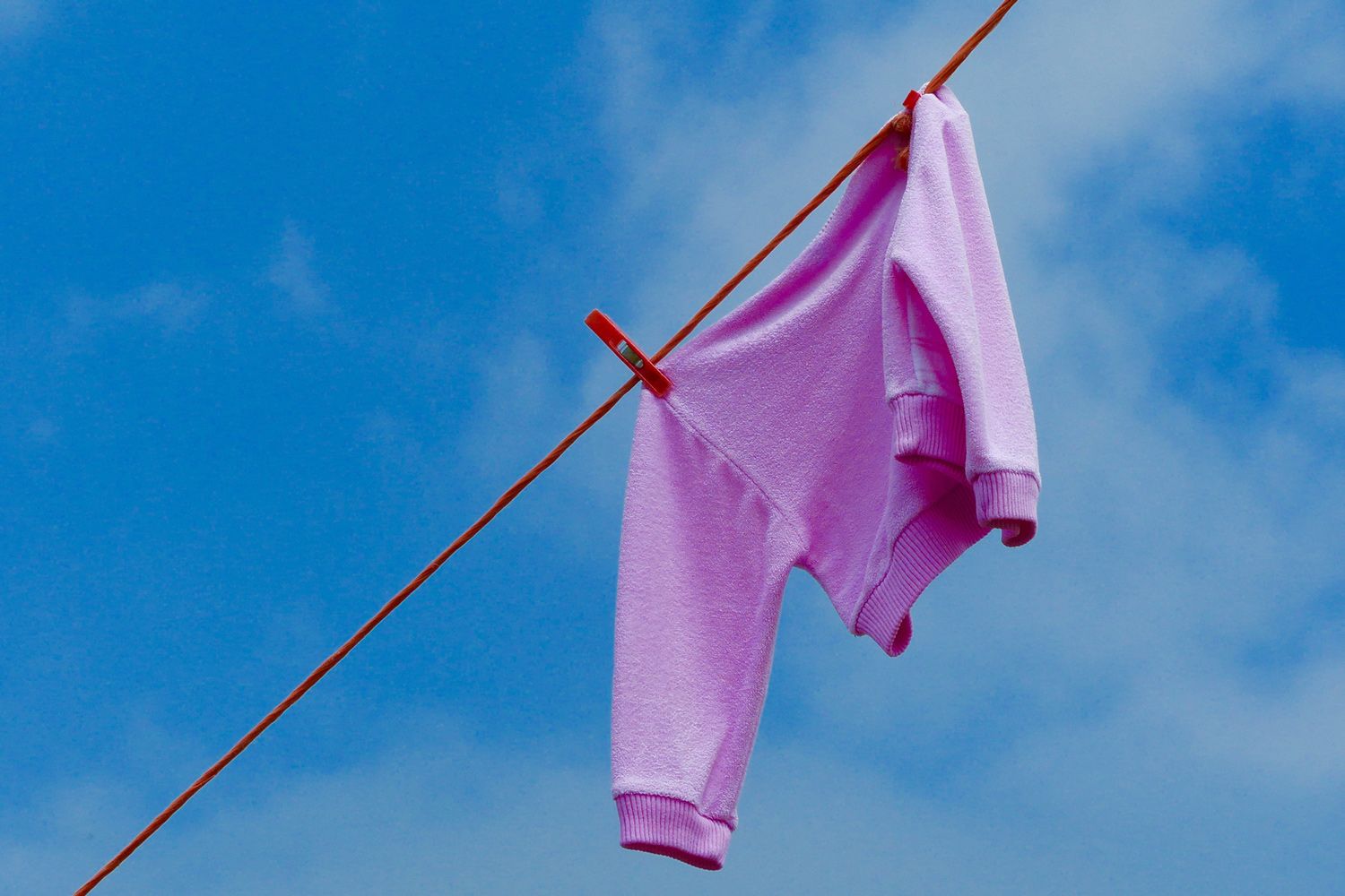 Kleidung aus Merinowolle auslüften, um Gerüche zu entfernen Kleidung aus Merinowolle auslüften, um Gerüche zu entfernen