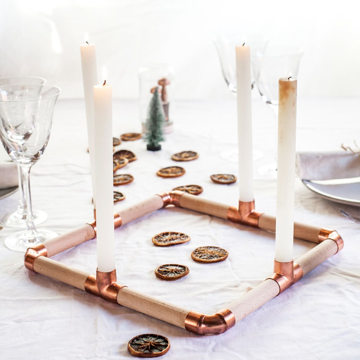 Für einen coolen Industrial-Adventskranz Holzstäbe und Kupfergewinde verknüpfen Für einen coolen Industrial-Adventskranz Holzstäbe und Kupfergewinde verknüpfen