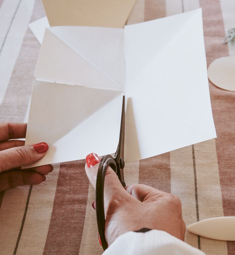 Diese Anleitung für selbstgebastelte Weihnachtssterne aus Papier ist kinderleicht