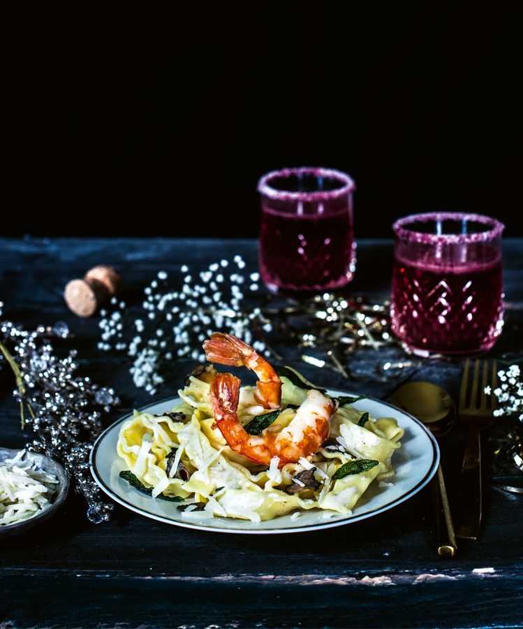 Die Hauptsspeise zum Silvesterdinner ist Pasta mit Garnelen