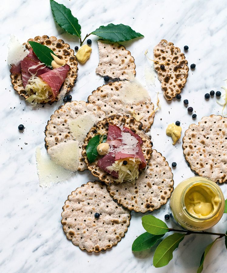 Canapé-Rezept mit Mazzen, Pastrami und Sauerkraut Canapé-Rezept mit Mazzen, Pastrami und Sauerkraut