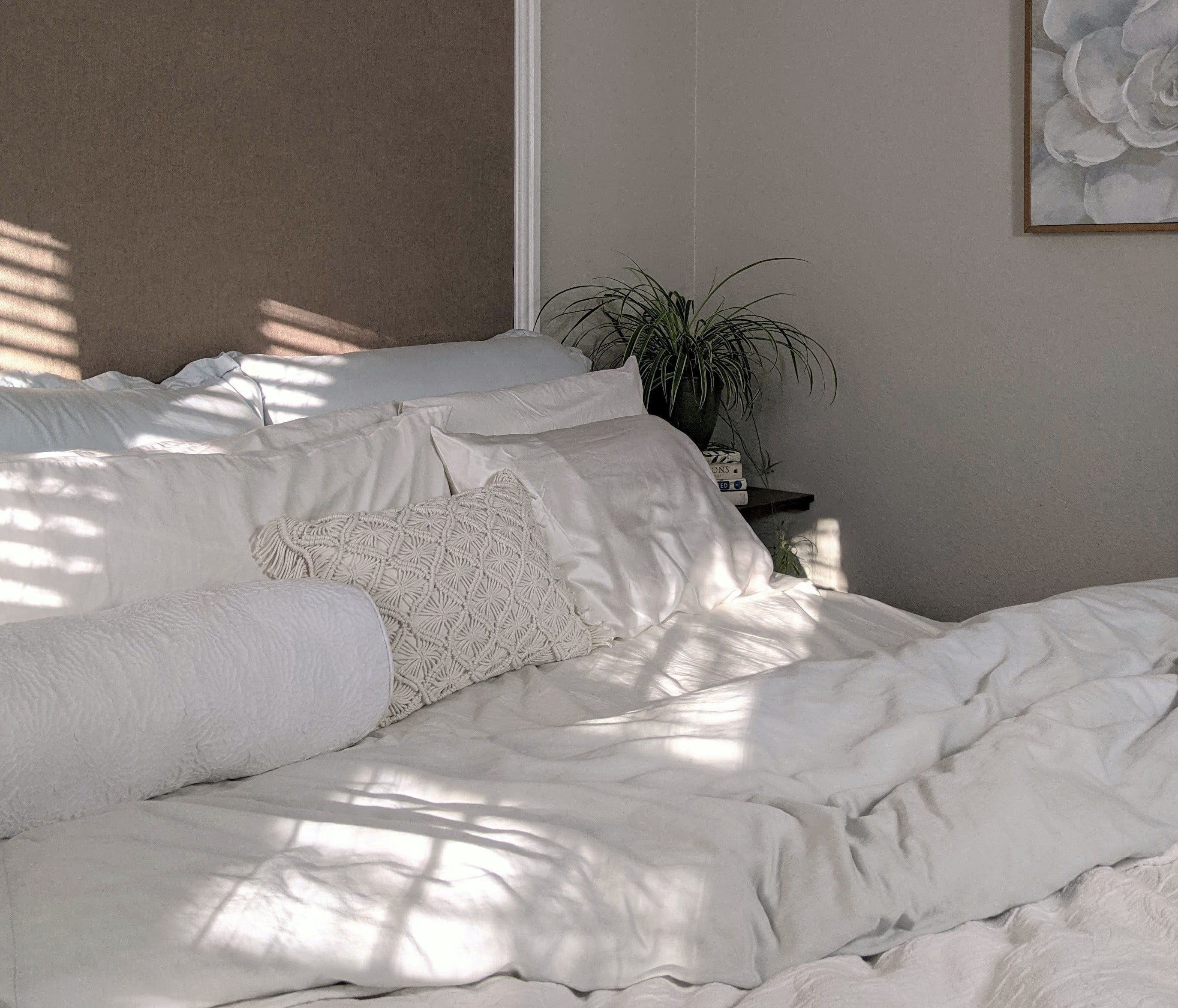 Beige und Braun als Wandfarben im Schlafzimmer