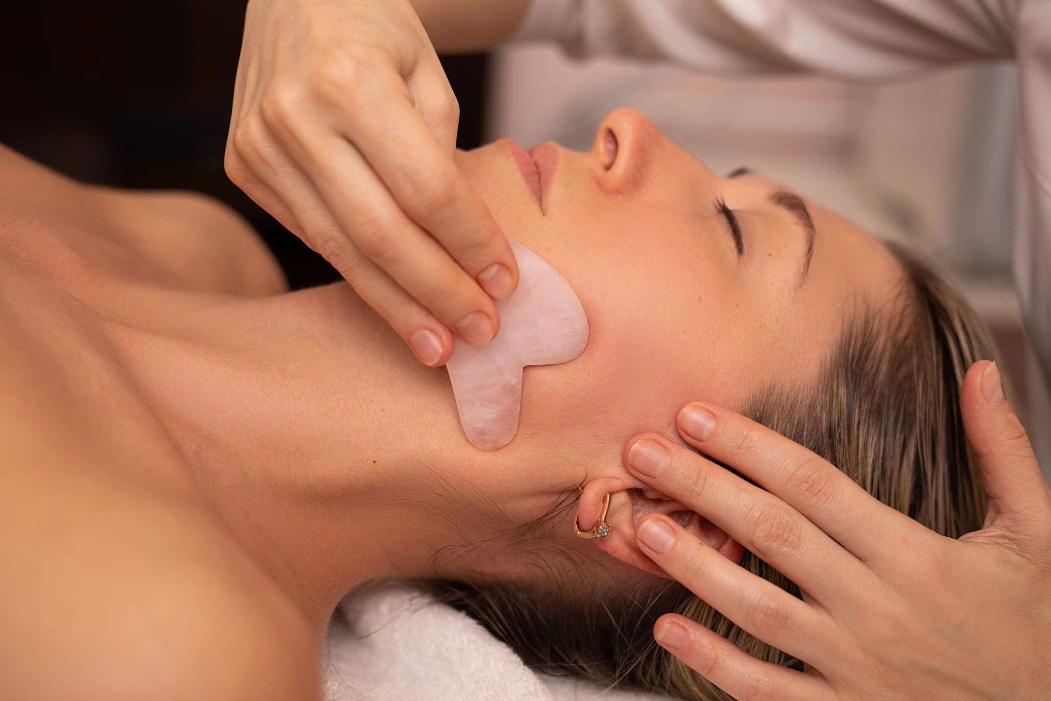 Gua Sha-Massage im Gesicht