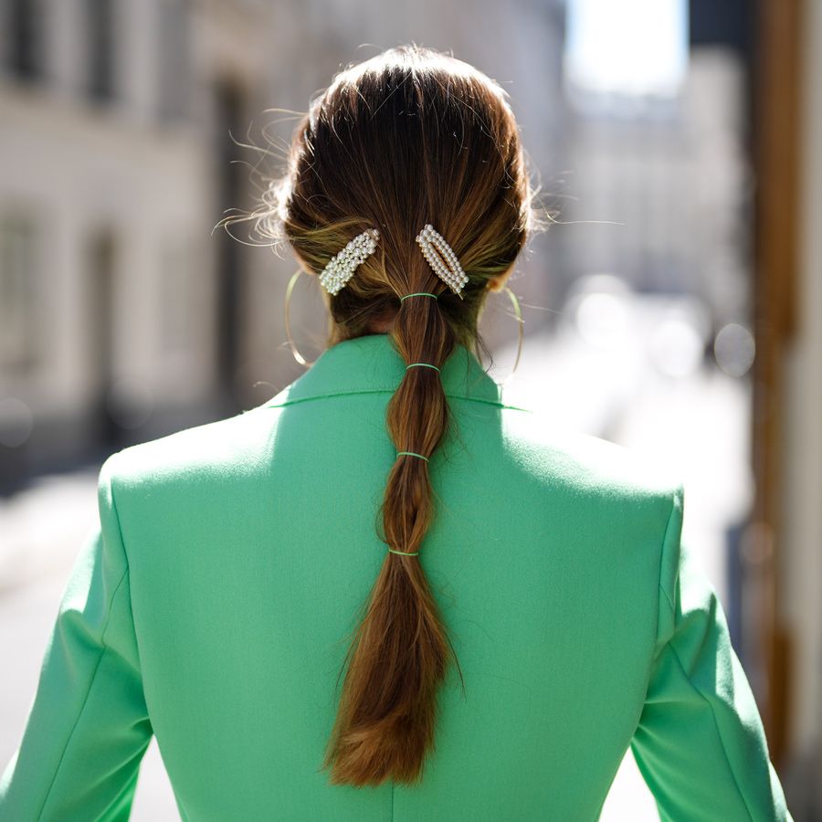 Cooles Haarstyling im Sommer: Bubble Bun.