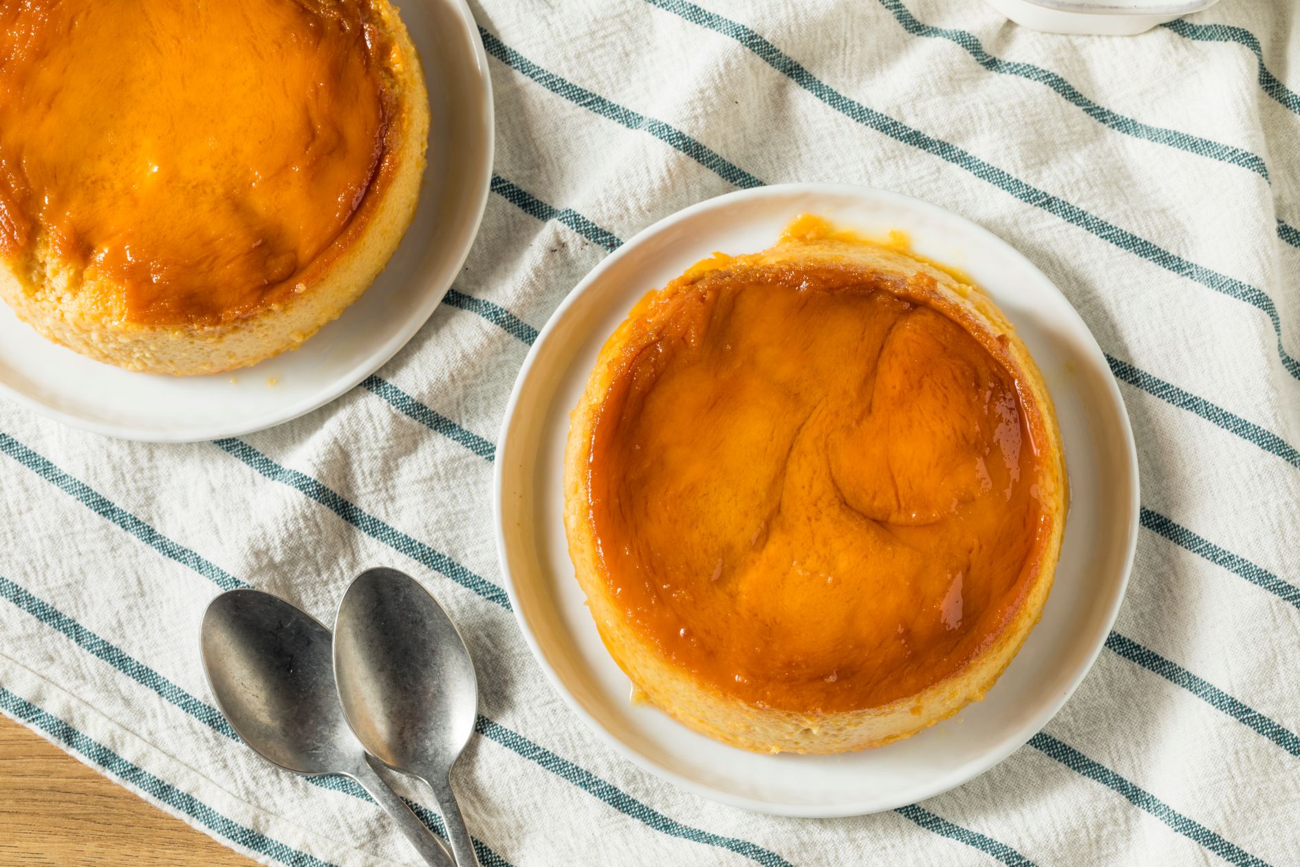 Kokos-Flan mit Karamell: So gelingt das exotische Sommer-Dessert